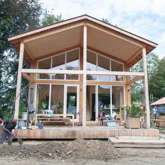 Tiny house in aanbouw in de tiny house community Op de Bees in Limburg