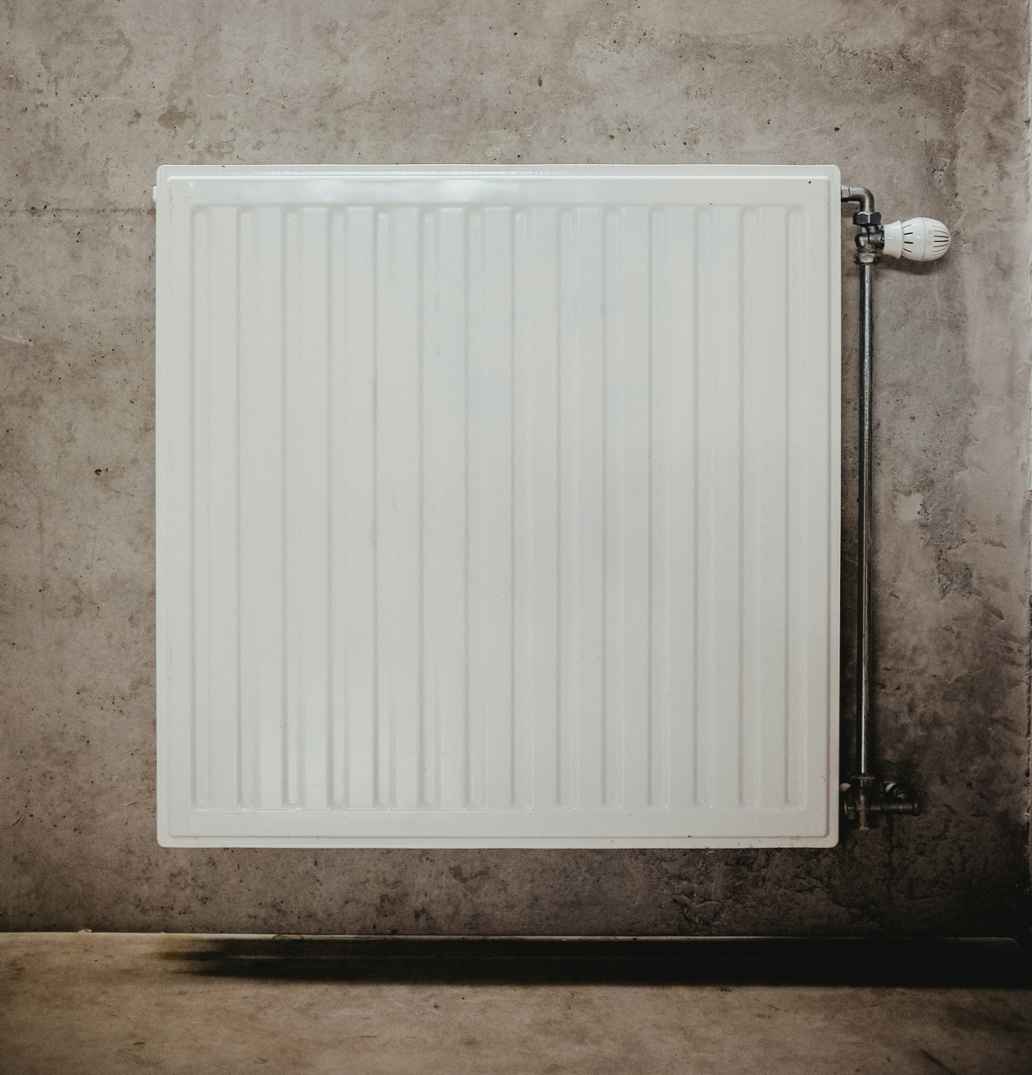 Een witte radiator.